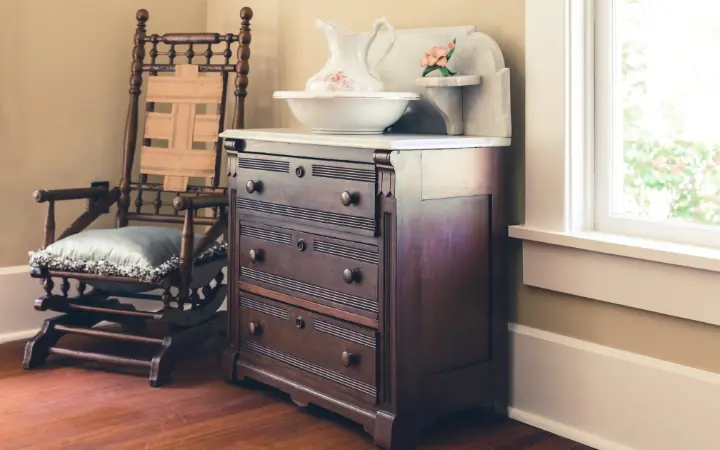 Petit meuble ancien restauré, patine et quincaillerie d’époque