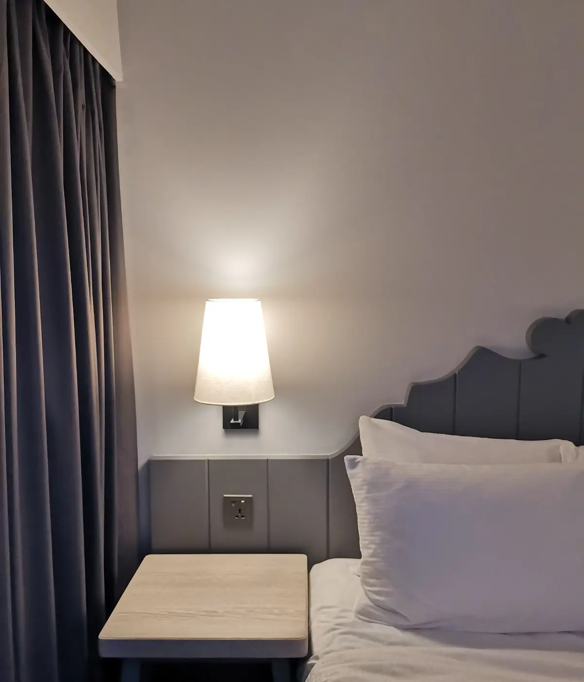 Chambre avec appliques en verre diffusant une lumière douce