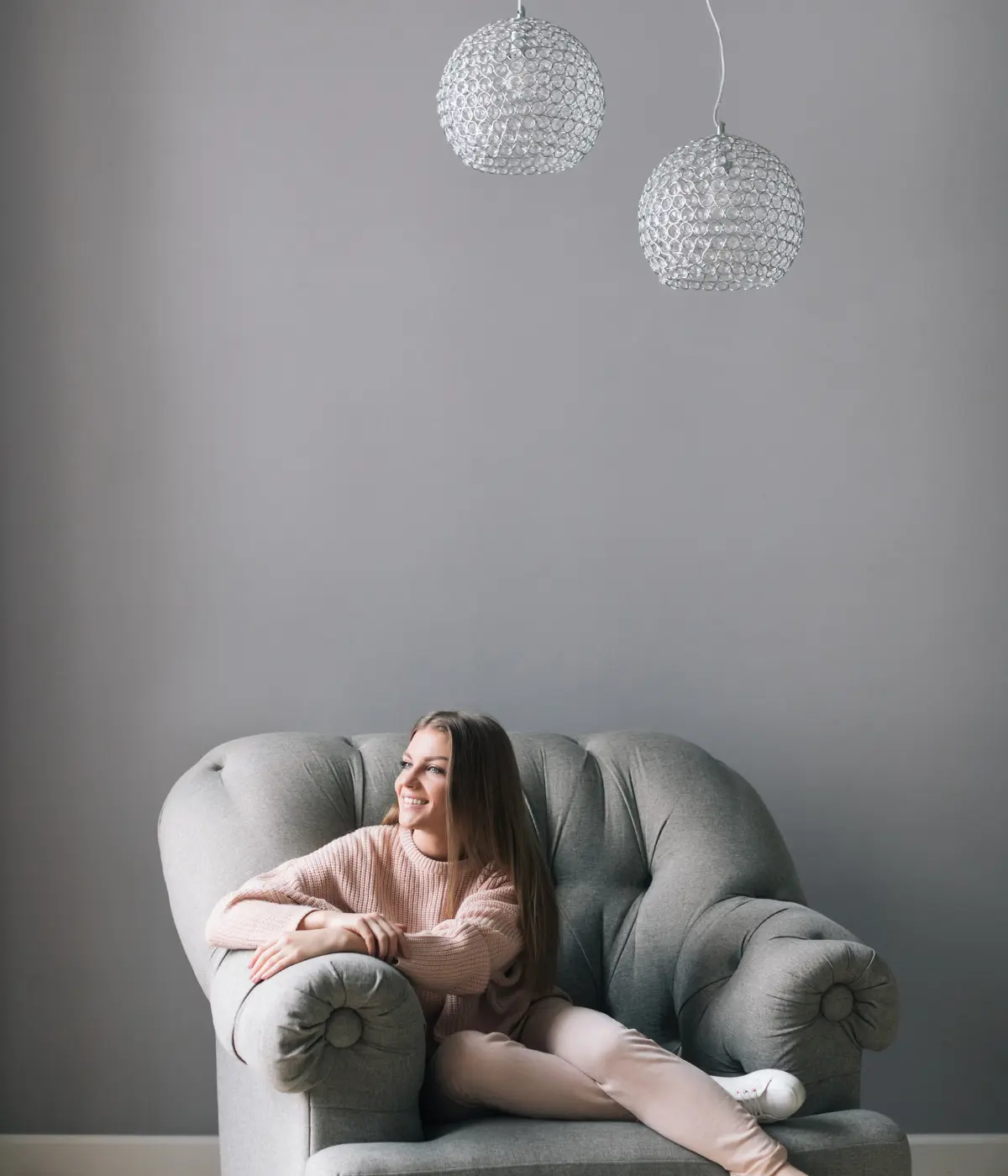 Coin lecture avec lampe en verre posée et fauteuil en tissu