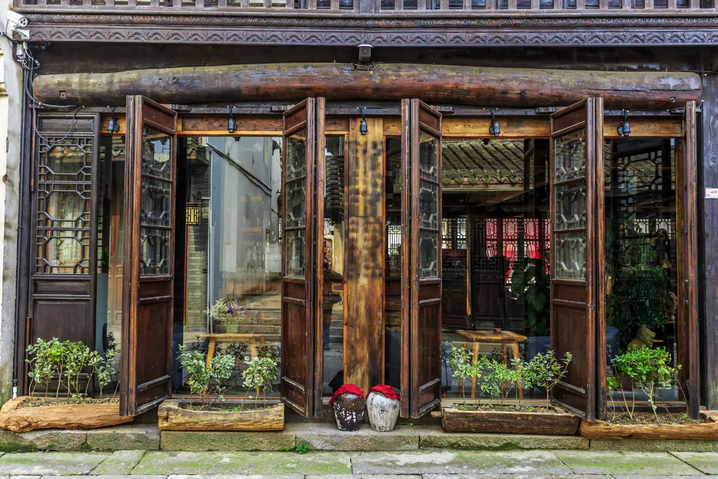 Vitrine d’antiquités restaurées : cadres dorés, luminaires d’époque et petits meubles patinés