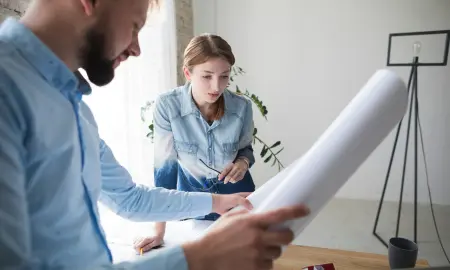 Discussion autour de plans et échantillons de matériaux