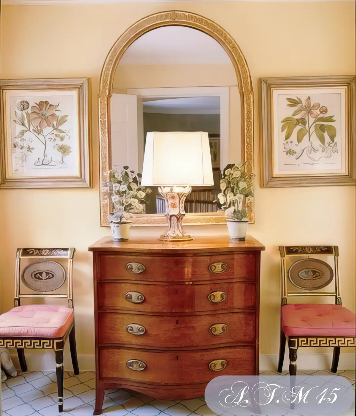 Mur galerie de cadres et miroirs anciens dans un séjour