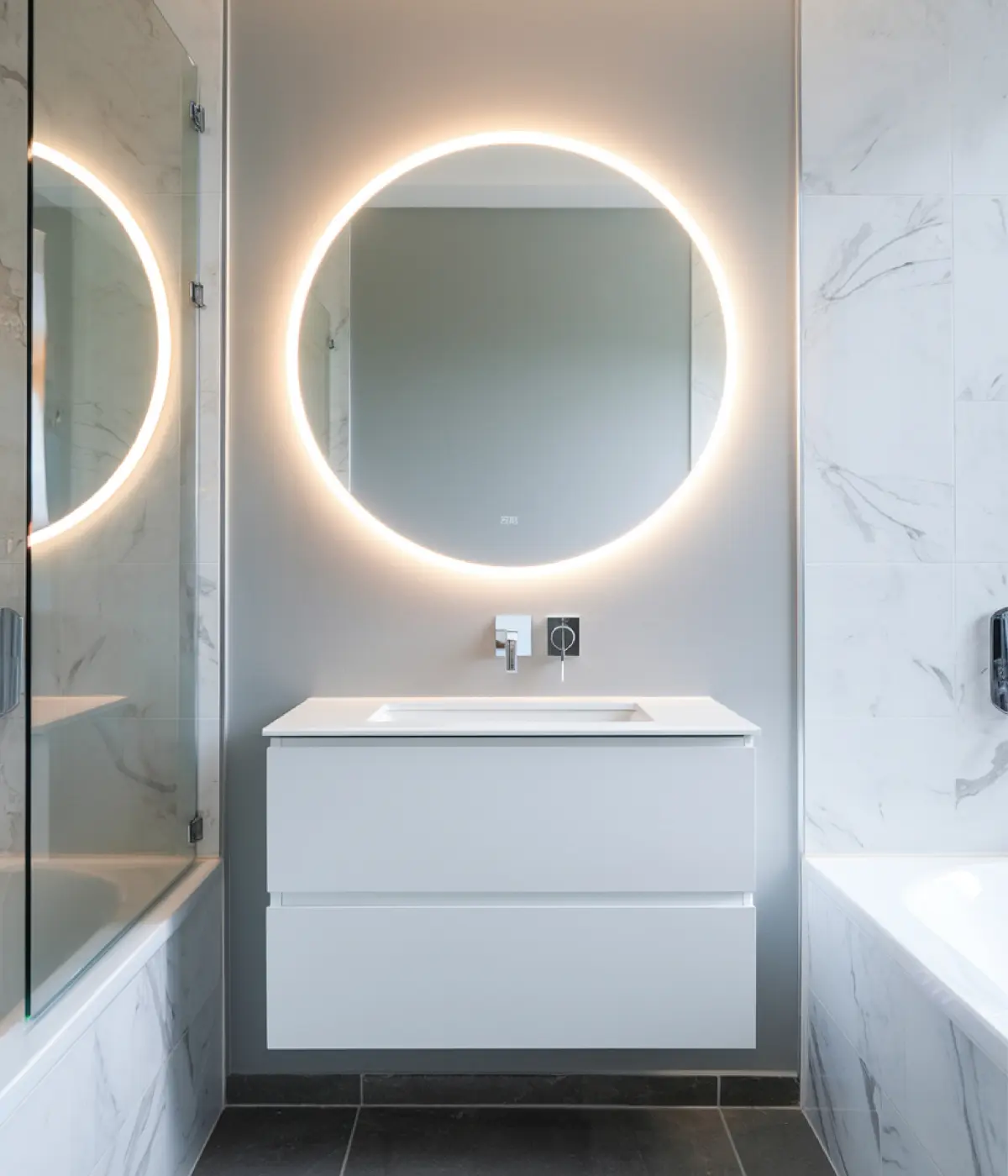 Salle de bain avec miroir éclairé LED à lumière chaude