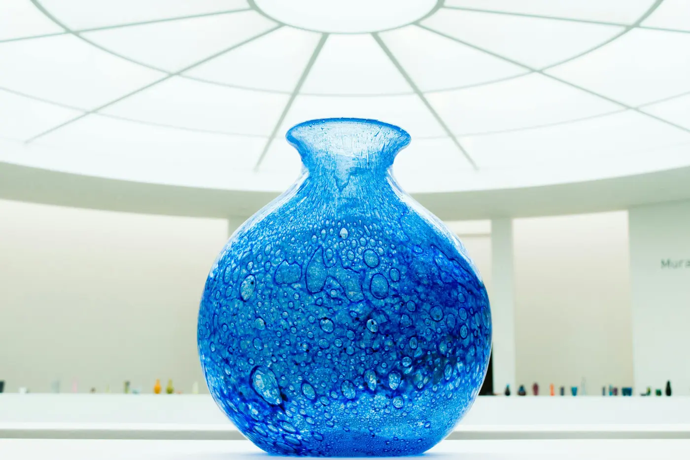 Vase soufflé bleu aux reflets irréguliers