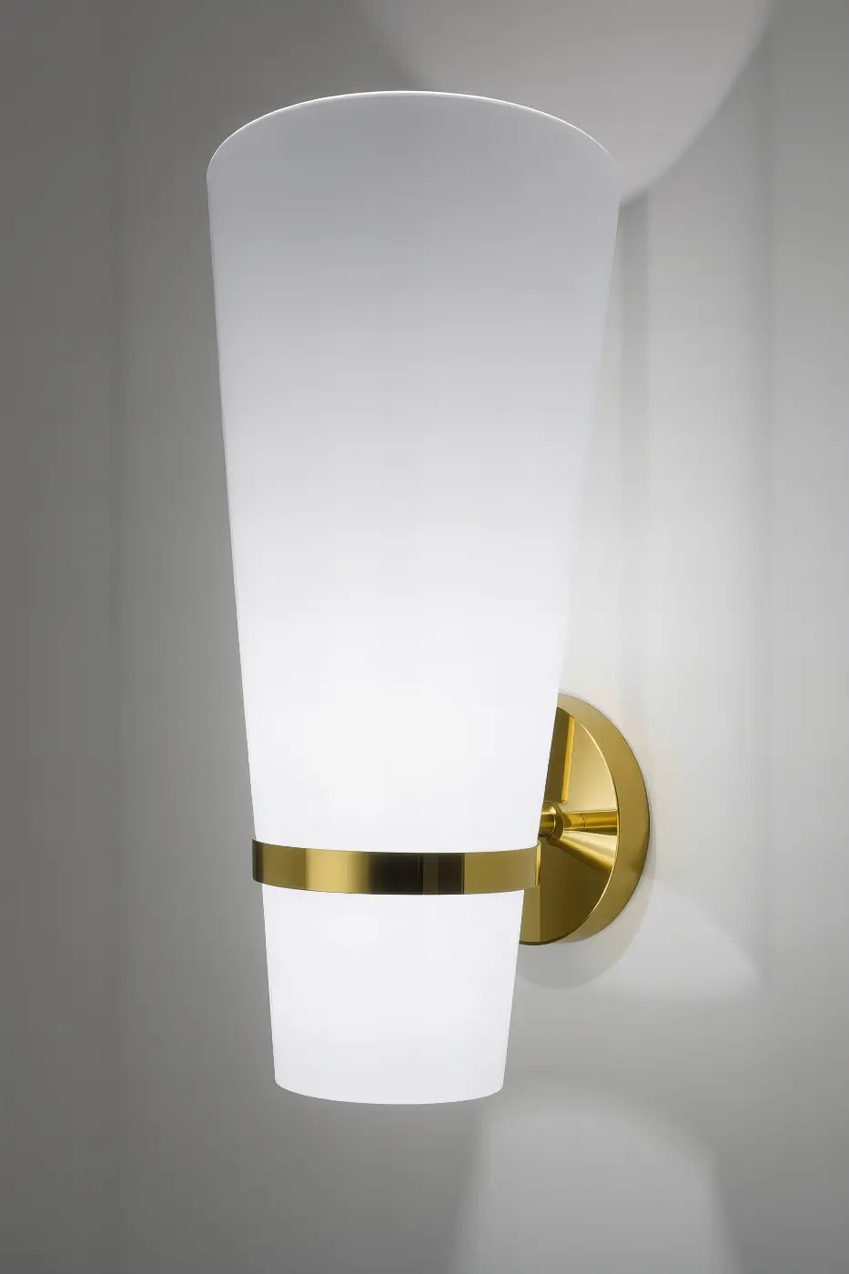 Applique murale en verre opale diffusant une lumière douce dans un couloir