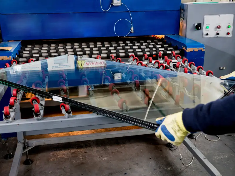 Découpe de verre extra-clair avec biseau et chants polis à l’atelier