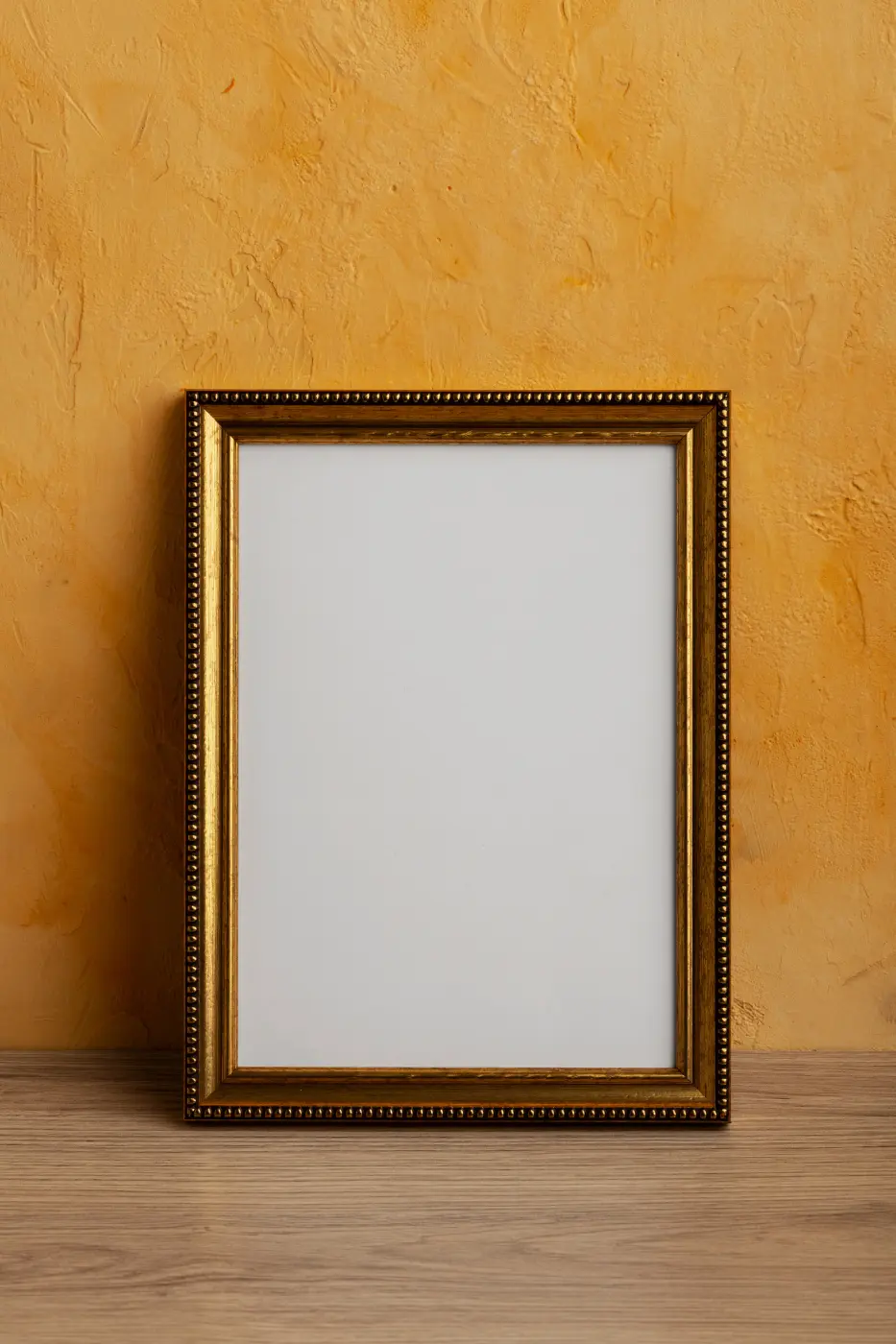 Cadre ancien doré à la feuille avec motifs sculptés et dorure ravivée