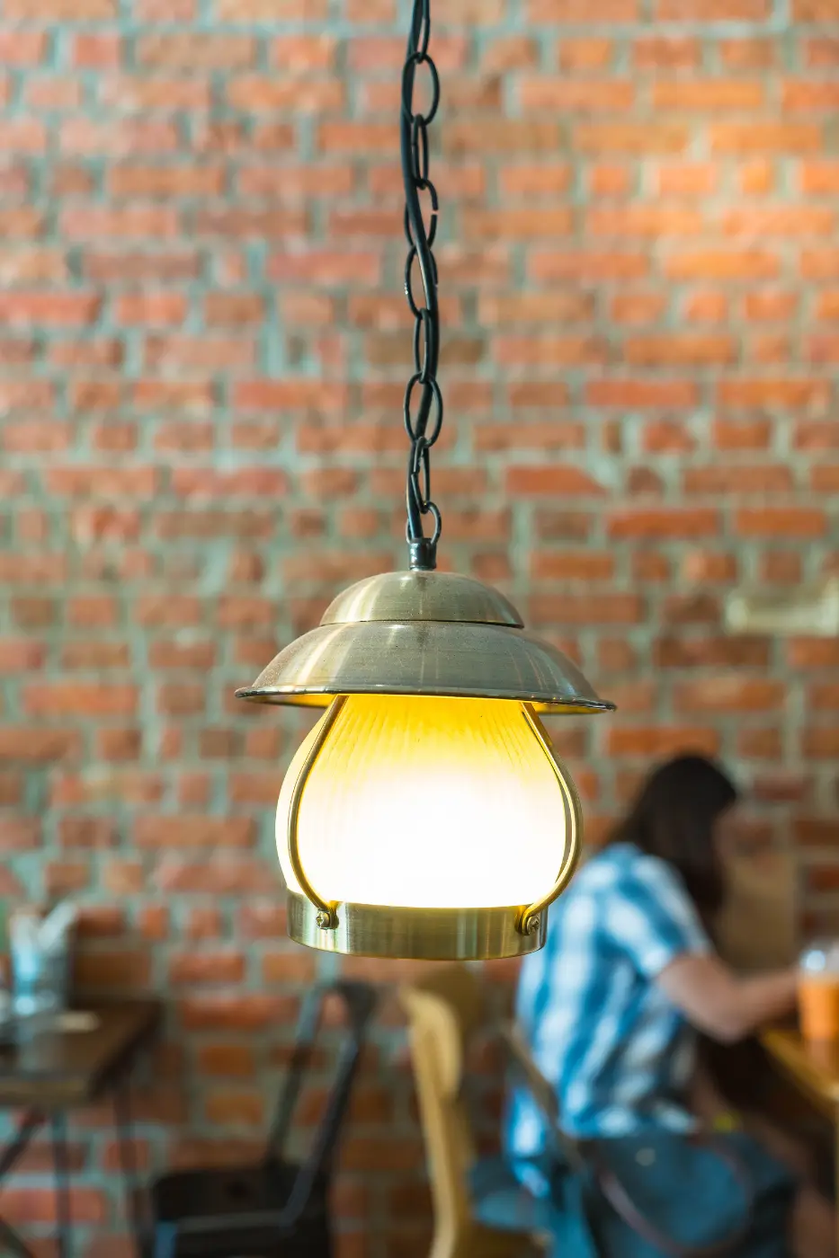 Luminaire industriel ancien restauré avec re-câblage aux normes et patine conservée