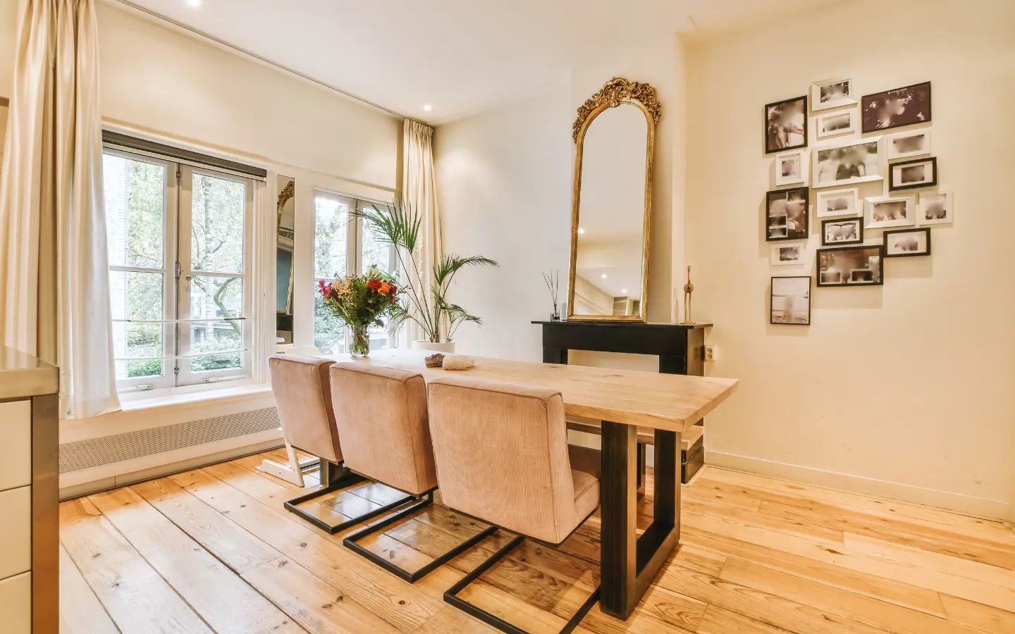 Miroir ancien doré au-dessus d’une cheminée dans un salon classique