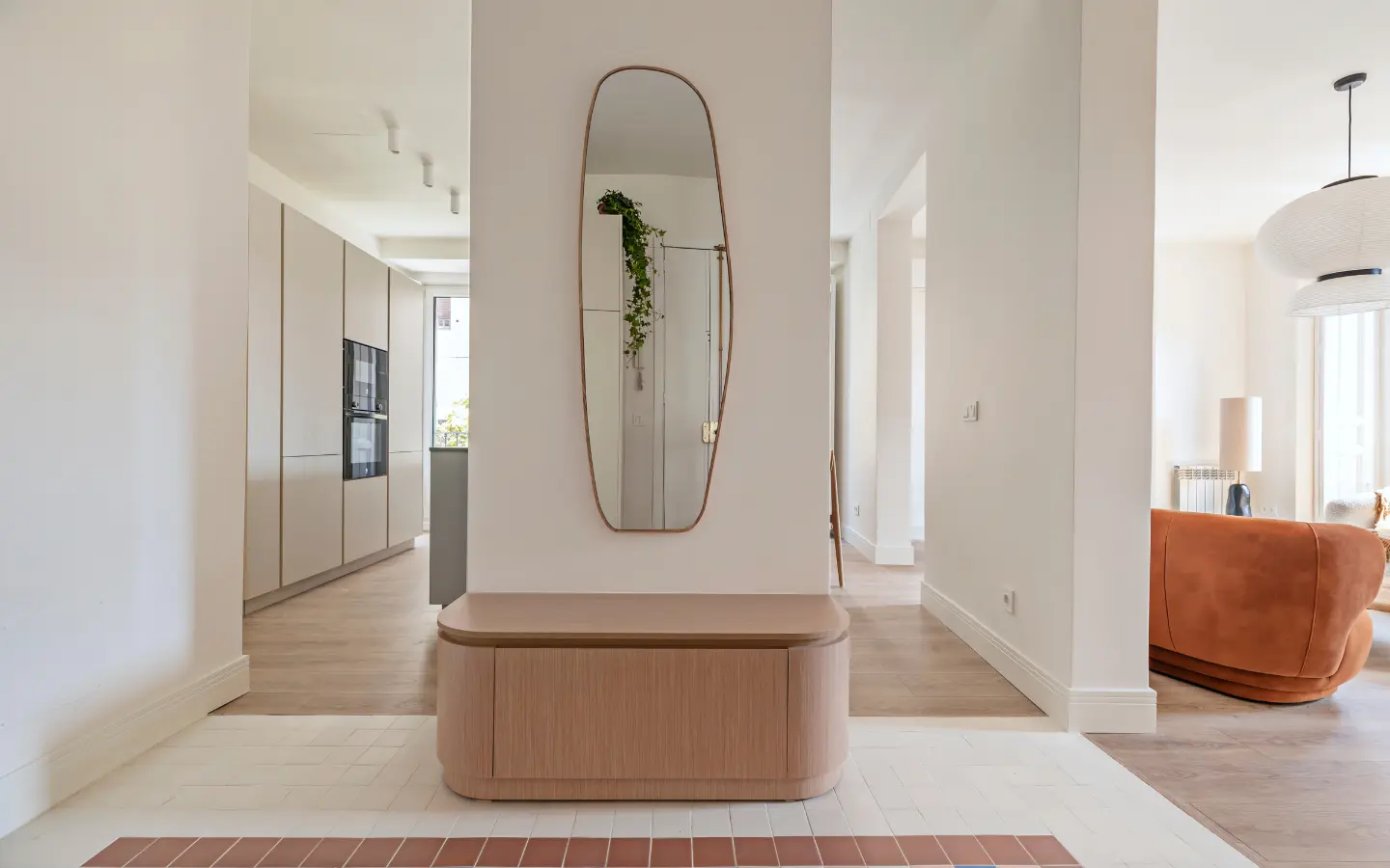 Grand miroir design sur‑mesure dans un intérieur moderne lumineux