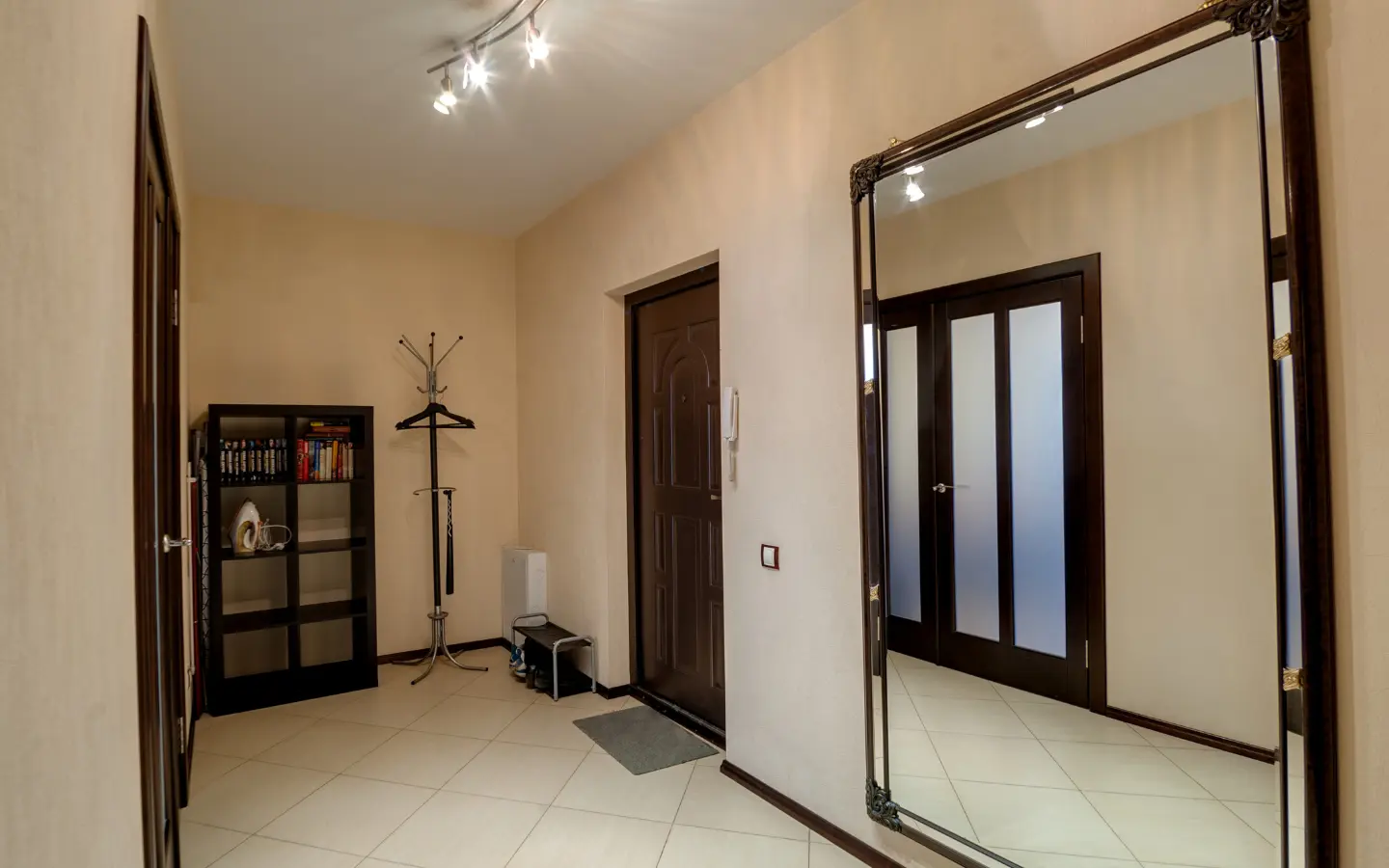 Miroir en entrée face à une source de lumière naturelle