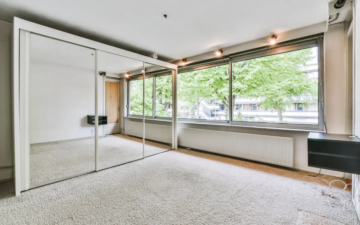 Miroir panoramique au-dessus d’un canapé dans un salon