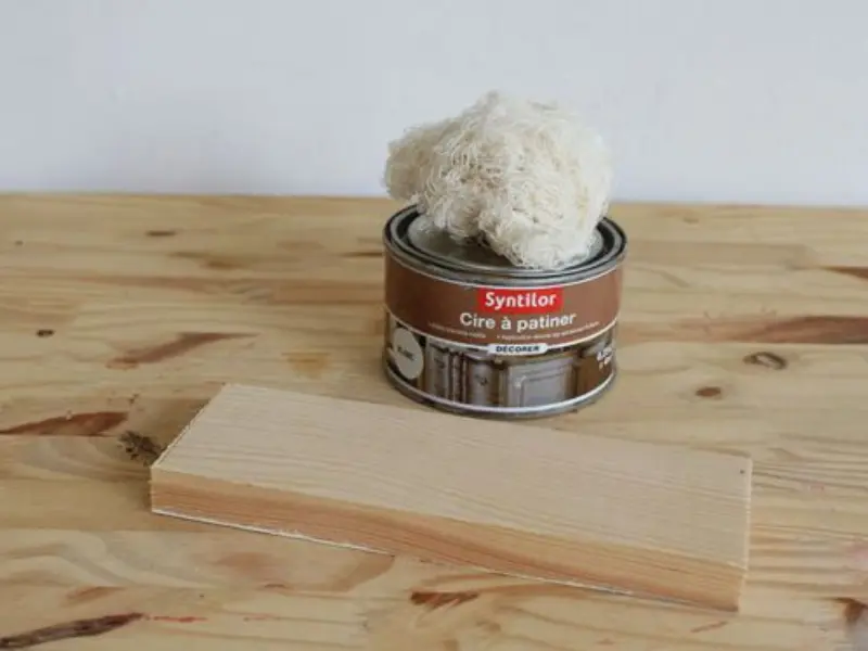 Application d’une patine au glacis sur bois pour teinte sobre et profonde
