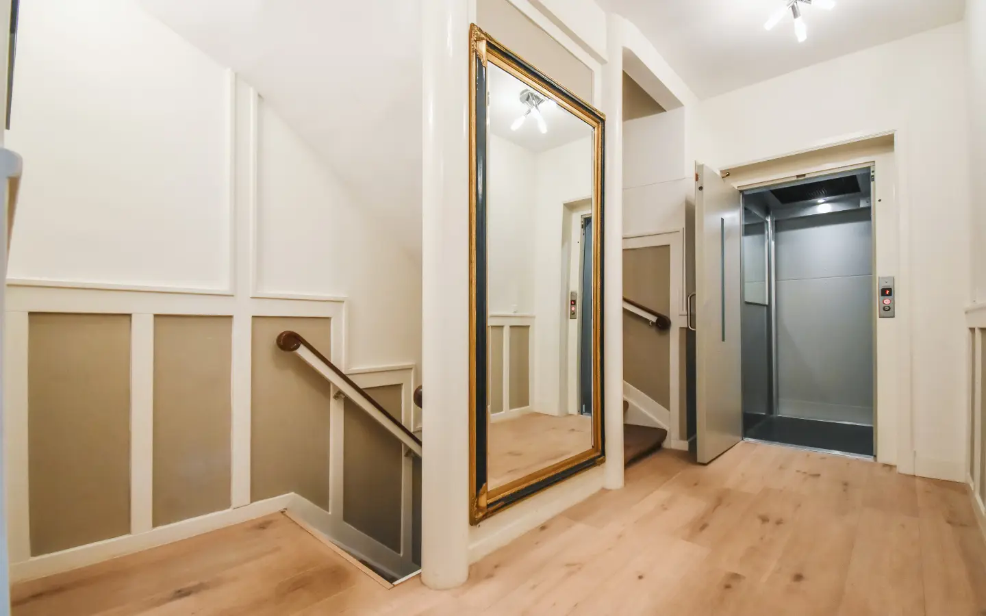 Miroir vertical sur-mesure dans une entrée lumineuse