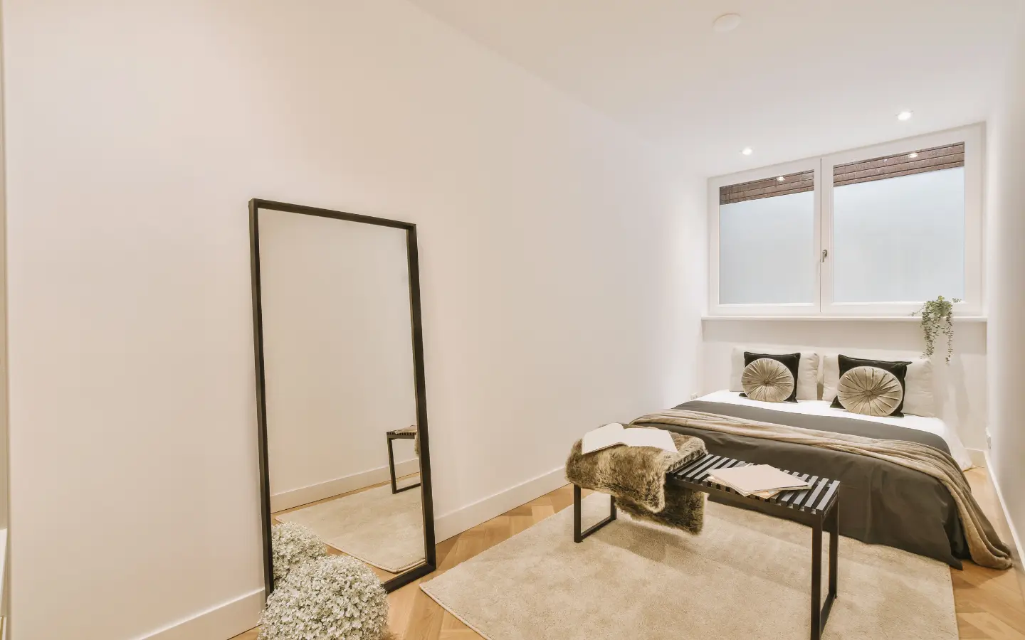 Miroir au-dessus d’une commode dans une chambre apaisée