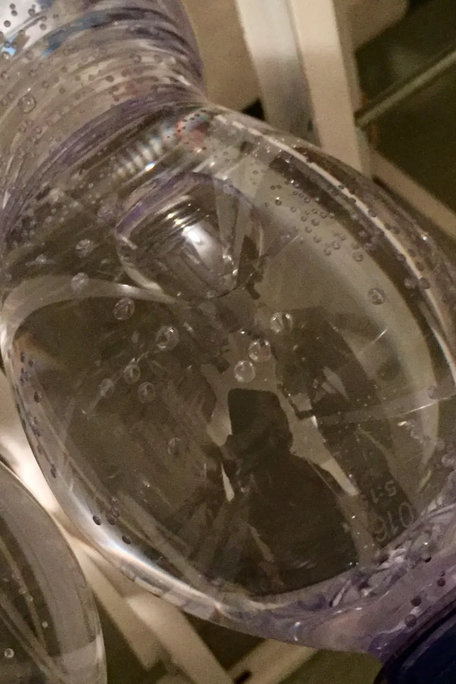 Verrerie ancienne soufflée avec bulles et irrégularités caractéristiques